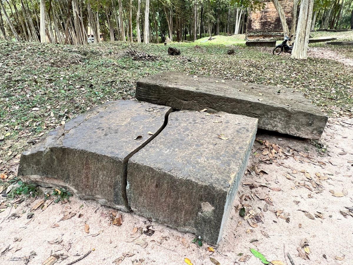 Prasat Sambor サンボープレイクック遺跡
Nゾーン

路上では...