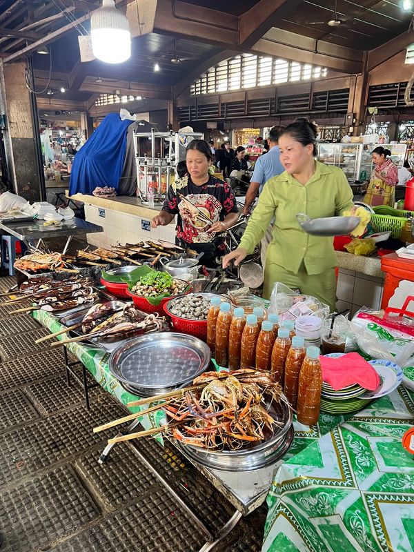 シンガポール「友人と行くカンボジア&シンガポール」の写真：セントラルマーケット
3枚目の肉は何…？🐸？