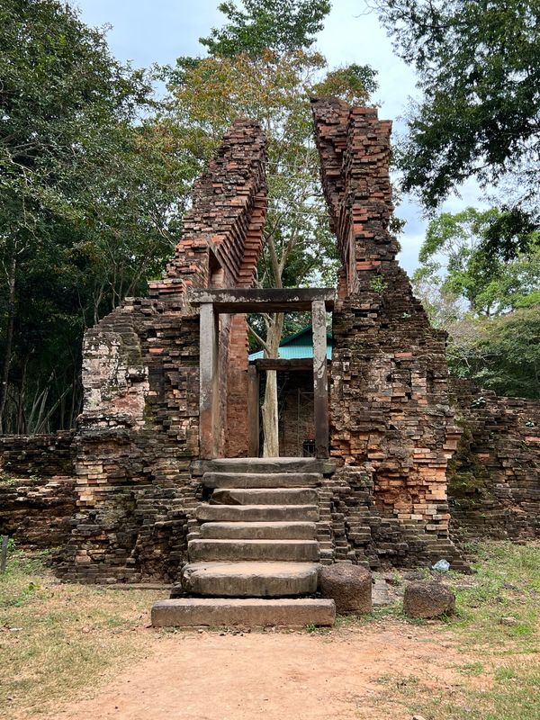 シンガポール「友人と行くカンボジア&シンガポール」の写真：Prasat Sambor サンボープレ...