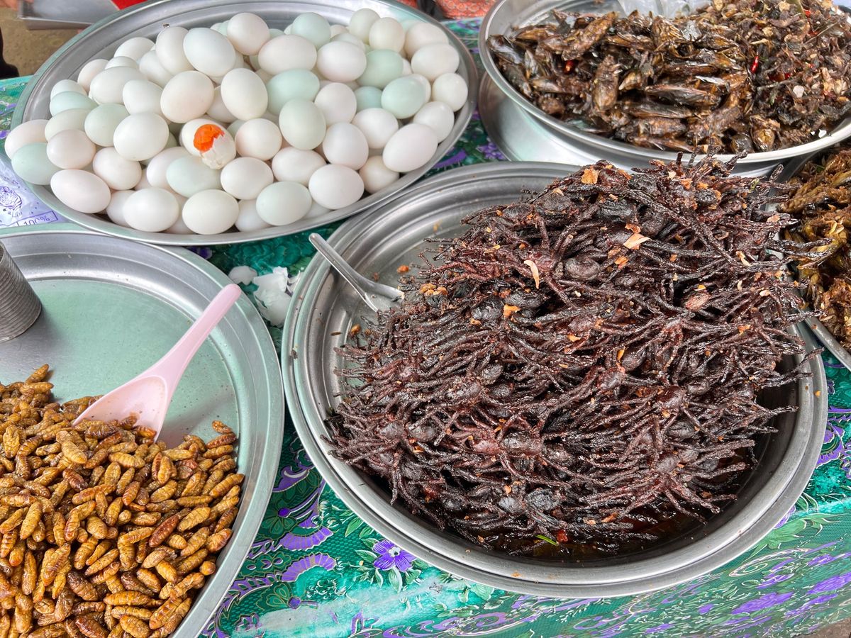 遺跡巡りの帰り道のトイレ休憩で立ち寄った
道の駅的なところに
カンボジア名...