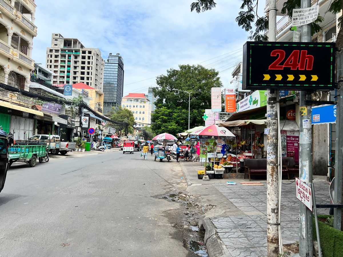 街歩き🚶‍♀️
プノンペンの街は
歩道がだいたい屋台で埋め尽くされてるか
...