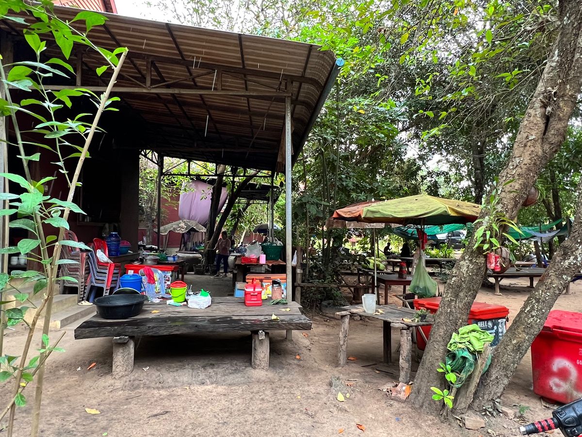 近くの村でお昼ご飯

見た目の地味さ&素朴さに反して
かなり美味しかった！...