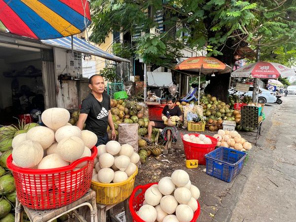 シンガポール「友人と行くカンボジア&シンガポール」の写真：街歩き🚶‍♀️
プノンペンの街は
歩道が...