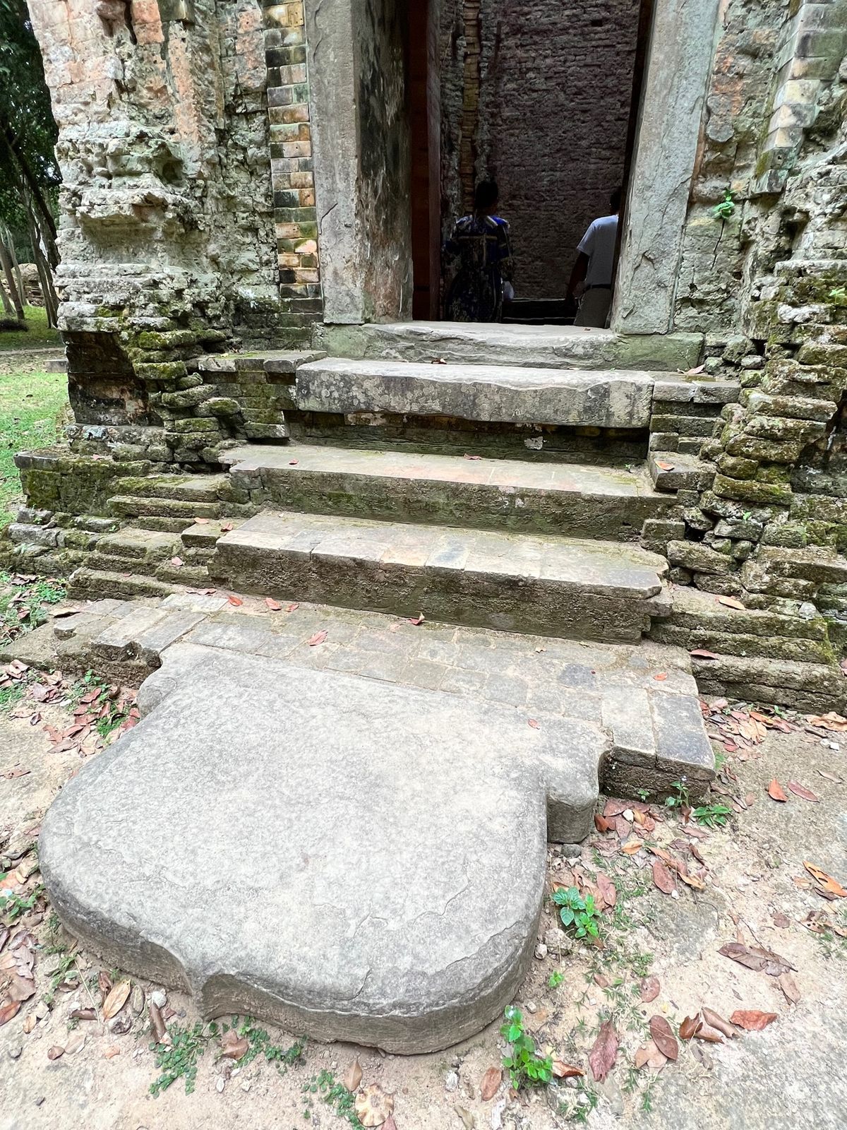 Prasat Sambor サンボープレイクック遺跡

遺跡の天井に砲弾が...