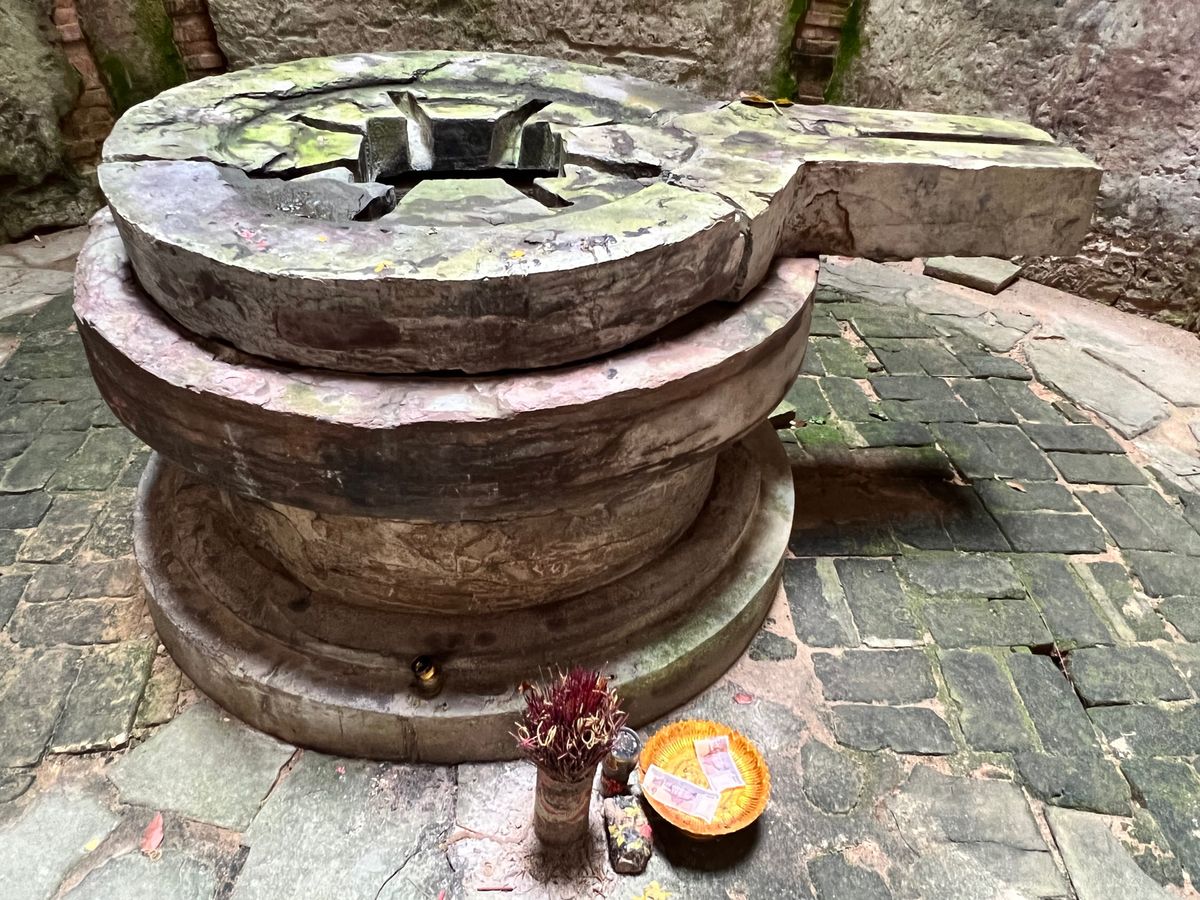 Prasat Sambor サンボープレイクック遺跡

遺跡の天井に砲弾が...