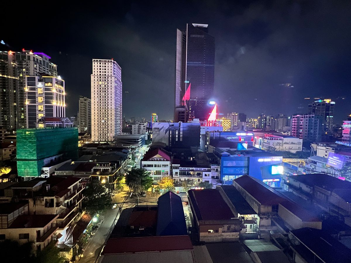 Duong Chan Hotel

ホテルに入るやいなや
イランイラン？の...