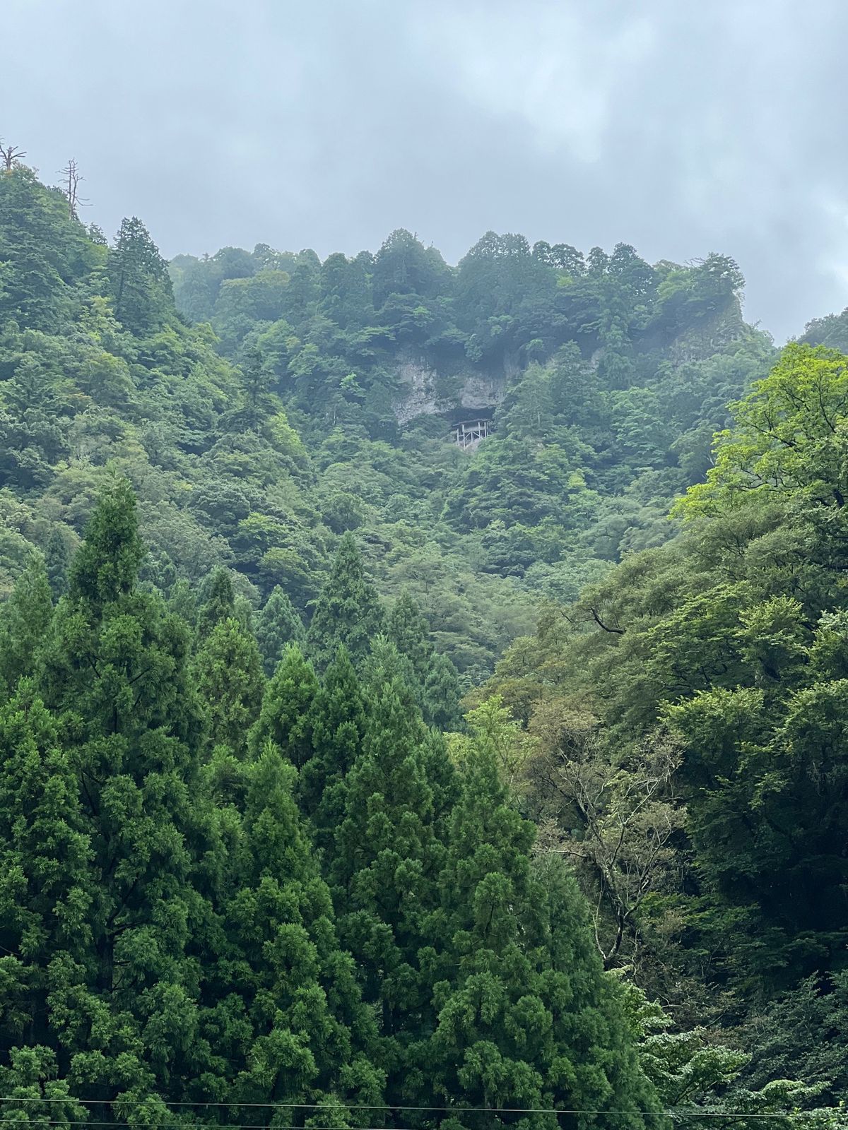 三徳山三佛寺にある国宝の投入堂。三時までに入山しないといけません。しかも一...