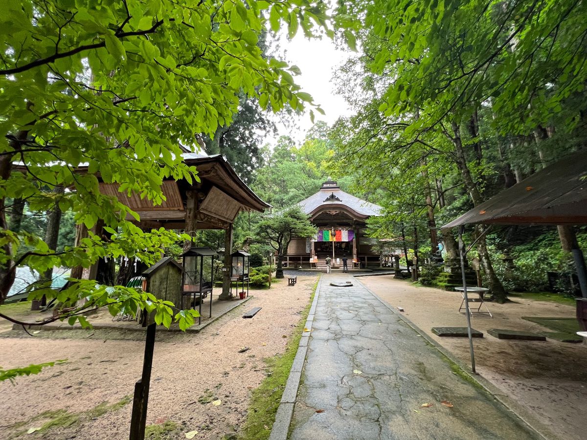 三徳山三佛寺にある国宝の投入堂。三時までに入山しないといけません。しかも一...