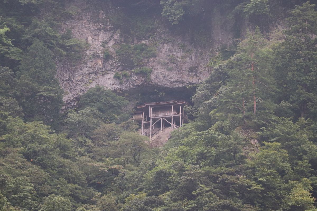 三徳山三佛寺にある国宝の投入堂。三時までに入山しないといけません。しかも一...