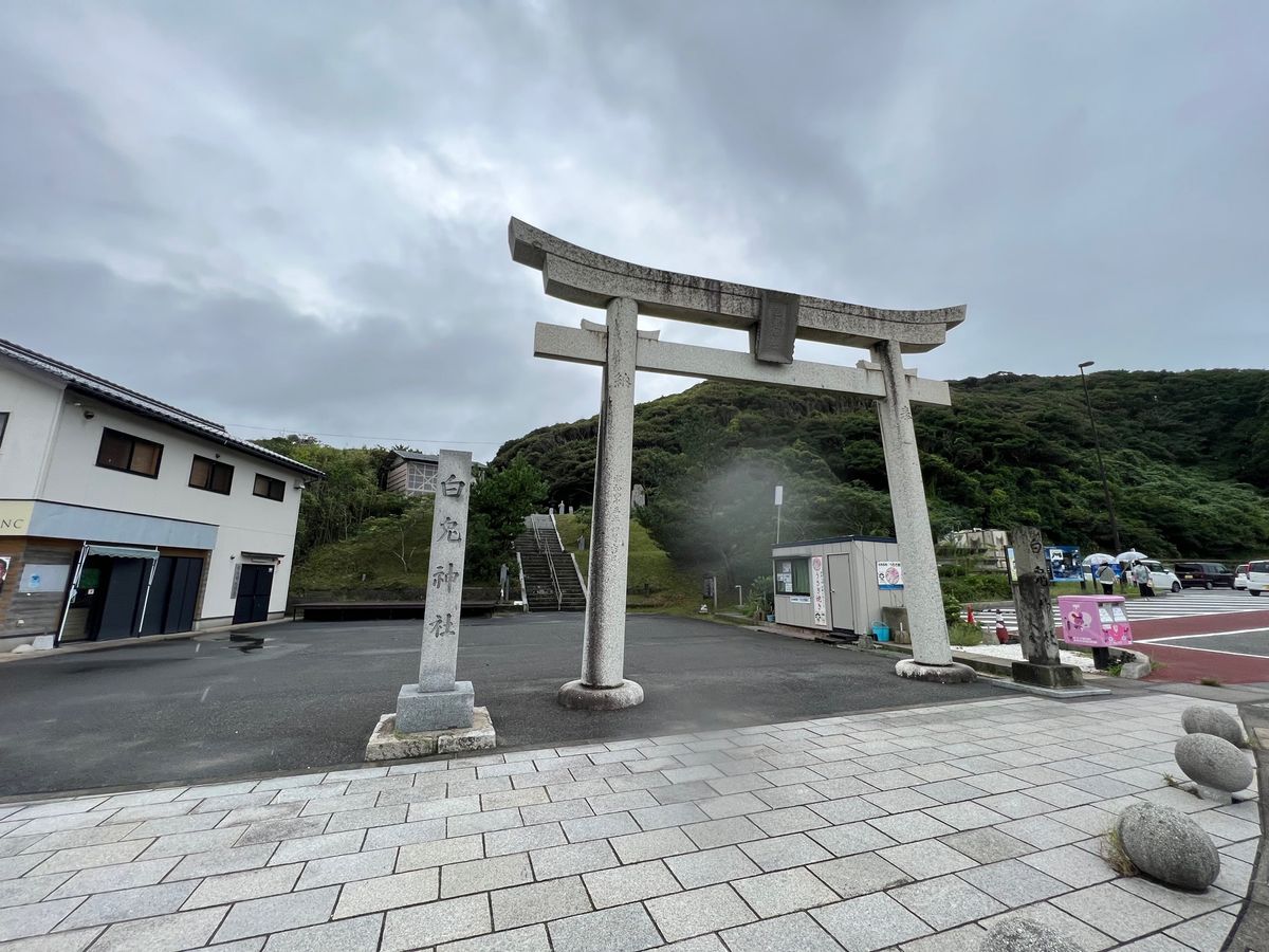 因幡の白兎伝説で有名な白兎海岸。鮫の背を渡って行った島も沖にあるよ。