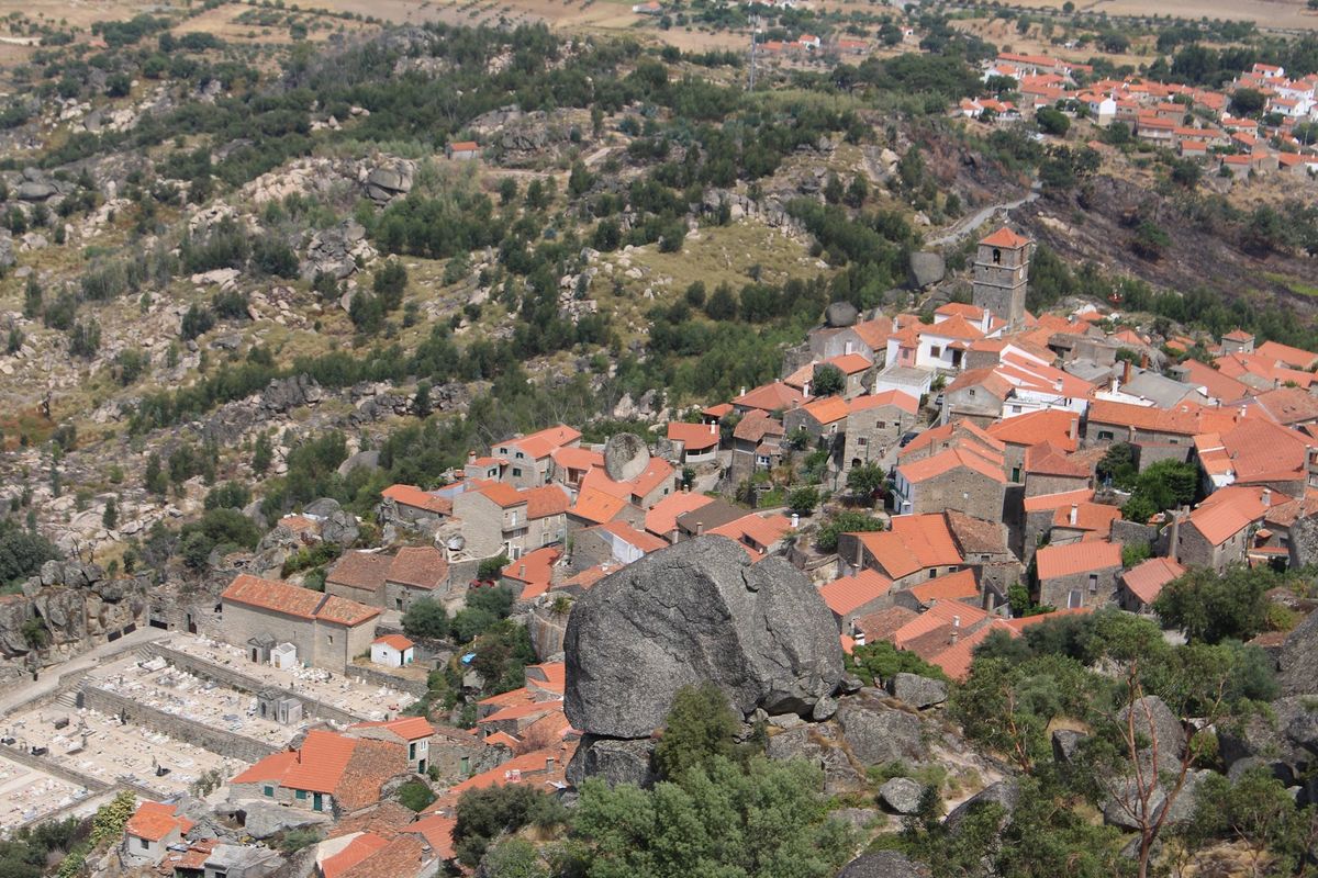 巨石がゴロゴロと村中にあるヘンテコ村モンサント。一つひとつがべらぼうにデカ...