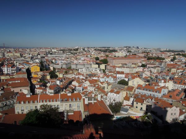 ポルトガル・リスボン「ポルトガル・レンタカーでドライブ旅」の写真：坂の街リスボン。ケーブルカーが走る街並み...