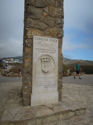 ユーラシア大陸最西端にあるロカ岬（Cabo da Roca）。「此処に地終...