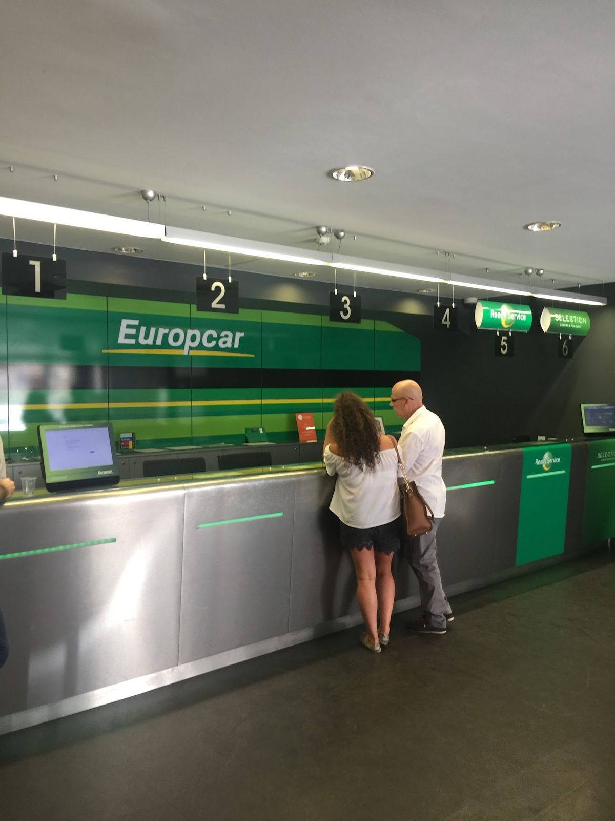 レンタカーで出発。左ハンドルのマニュアルだけど、走り始めたらすぐ慣れるもんです。