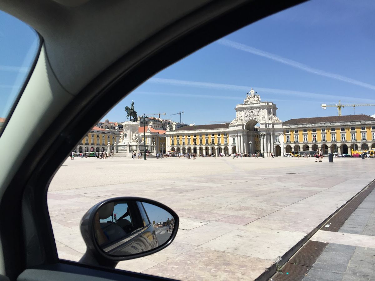 レンタカーで出発。左ハンドルのマニュアルだけど、走り始めたらすぐ慣れるもんです。