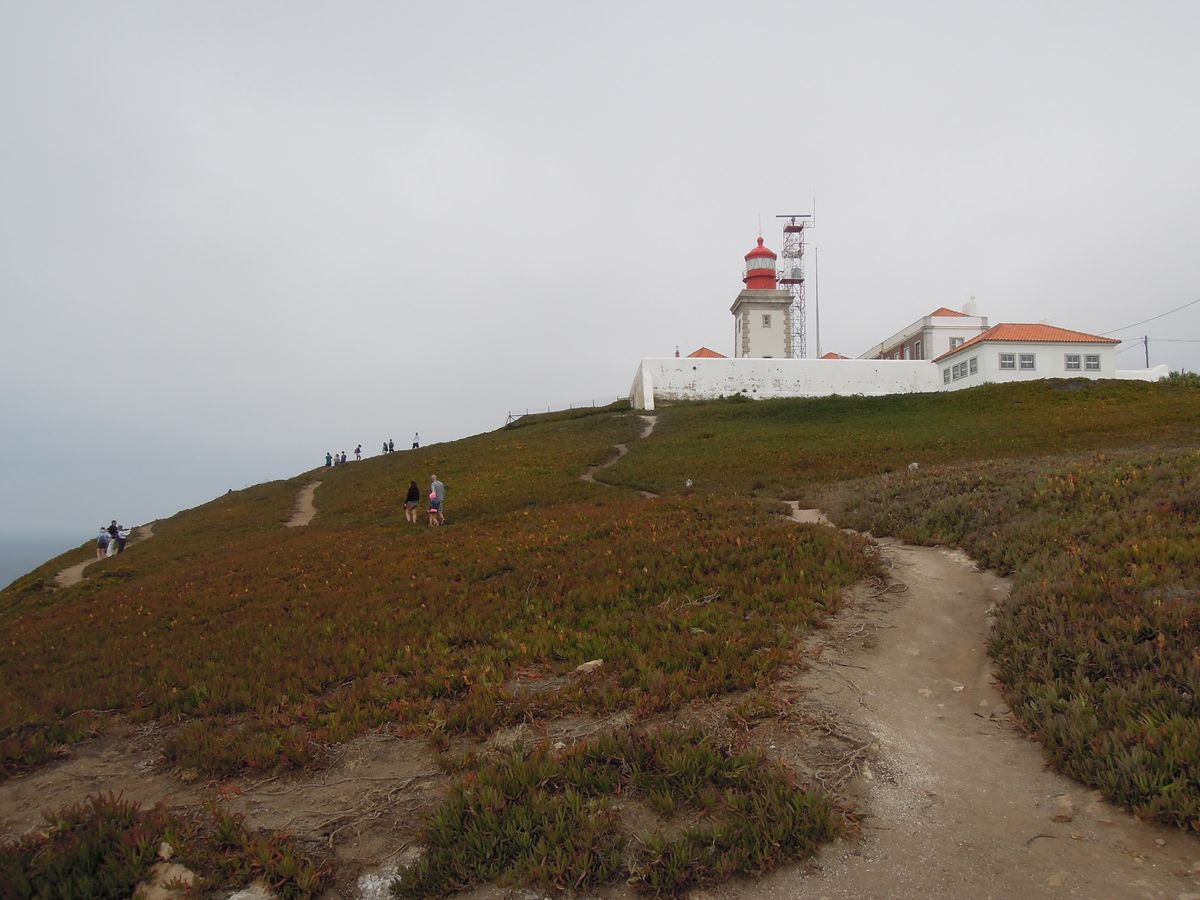 ユーラシア大陸最西端にあるロカ岬（Cabo da Roca）。「此処に地終...
