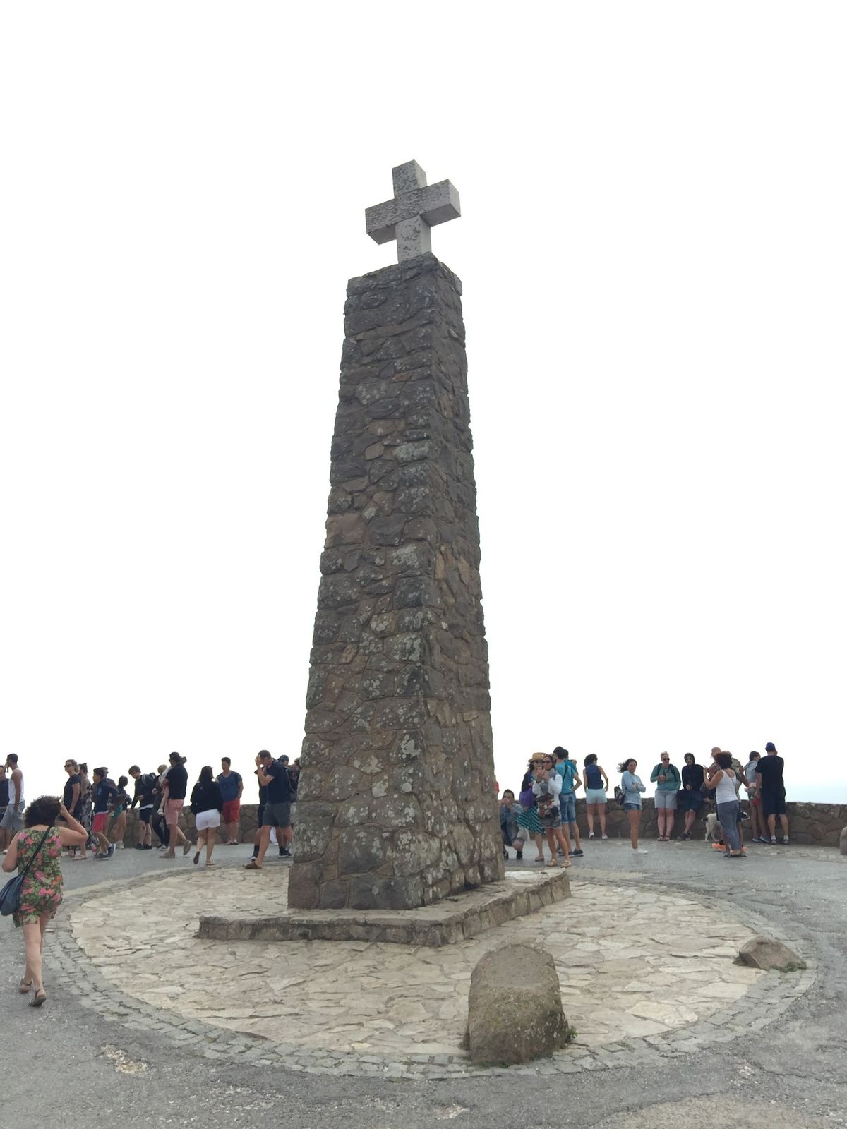 ユーラシア大陸最西端にあるロカ岬（Cabo da Roca）。「此処に地終...