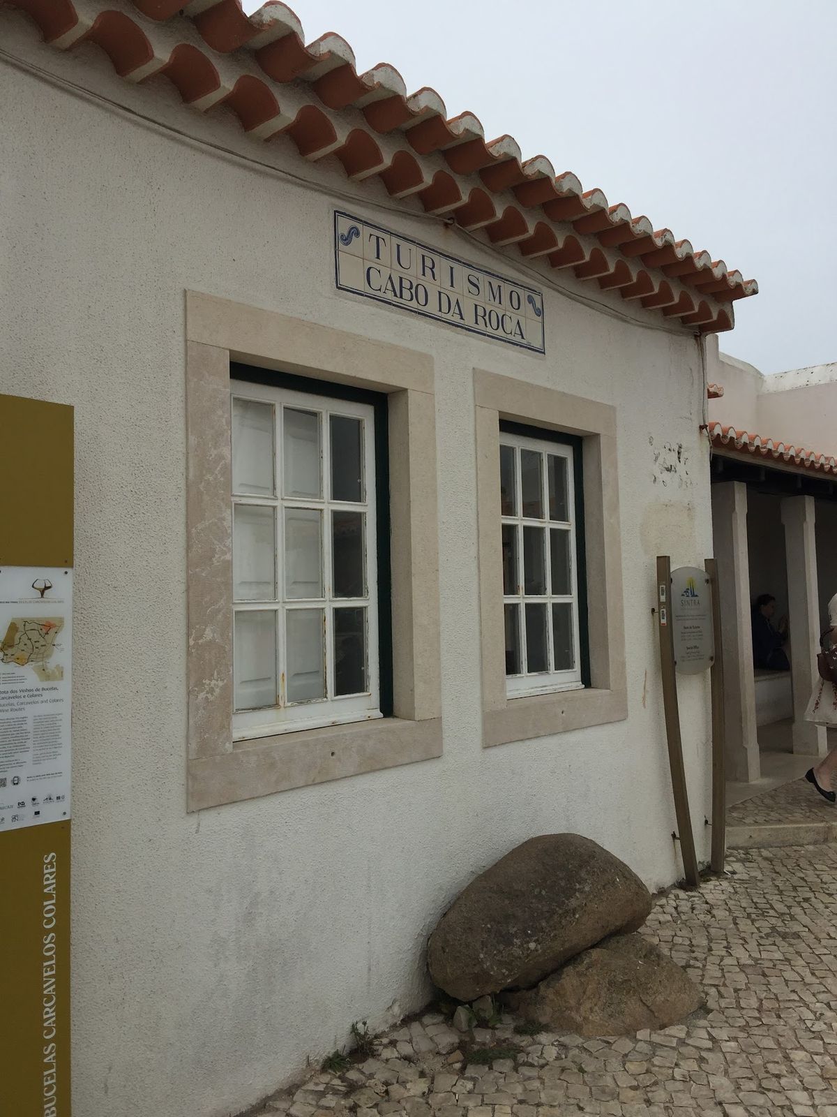 ユーラシア大陸最西端にあるロカ岬（Cabo da Roca）。「此処に地終...