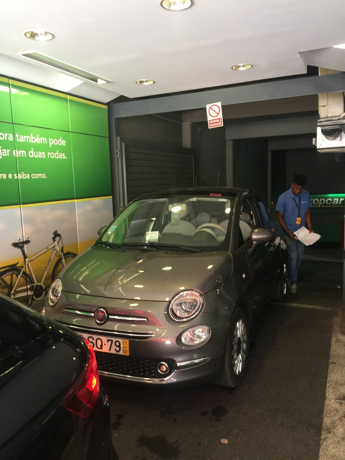 レンタカーで出発。左ハンドルのマニュアルだけど、走り始めたらすぐ慣れるもんです。