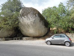 巨石がゴロゴロと村中にあるヘンテコ村モンサント。一つひとつがべらぼうにデカ...