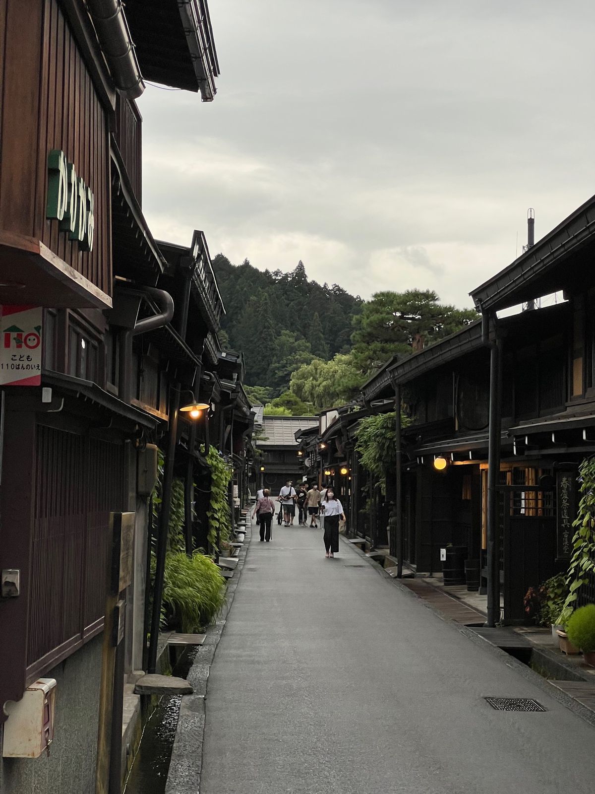 保存地区となっている街並みは昼と夜とで表情が変わって面白い。