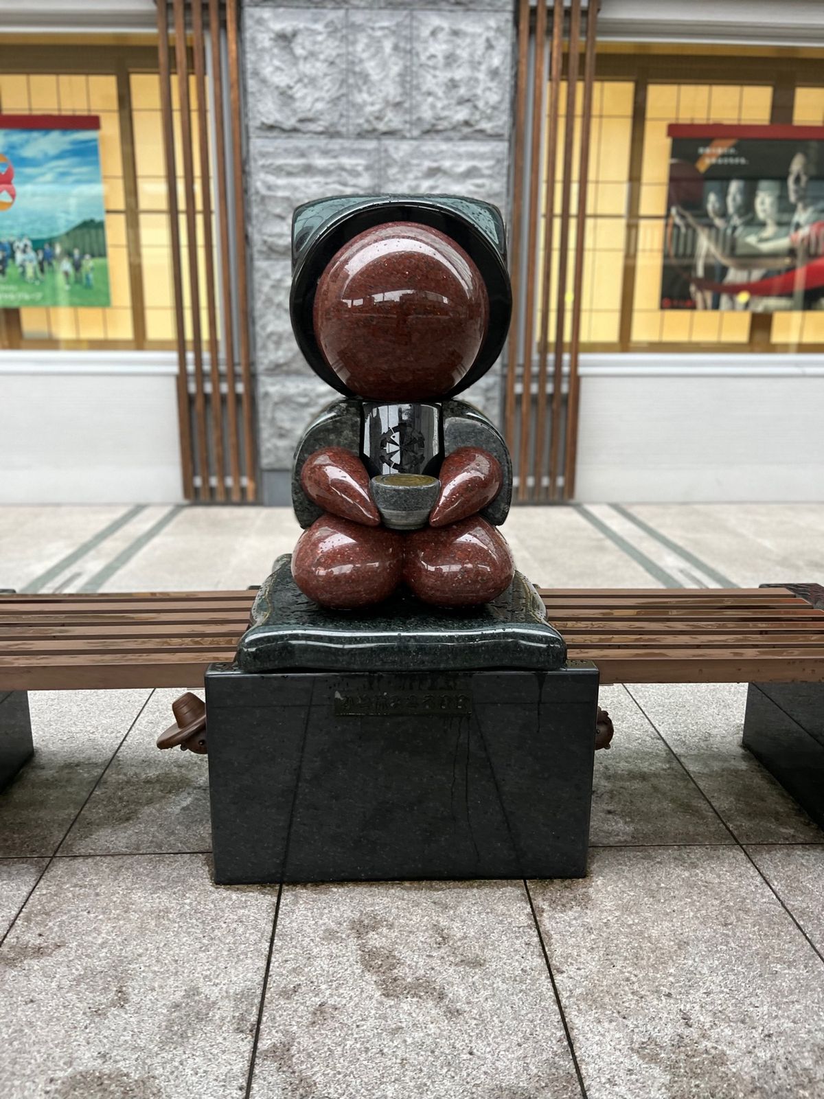 保存地区となっている街並みは昼と夜とで表情が変わって面白い。