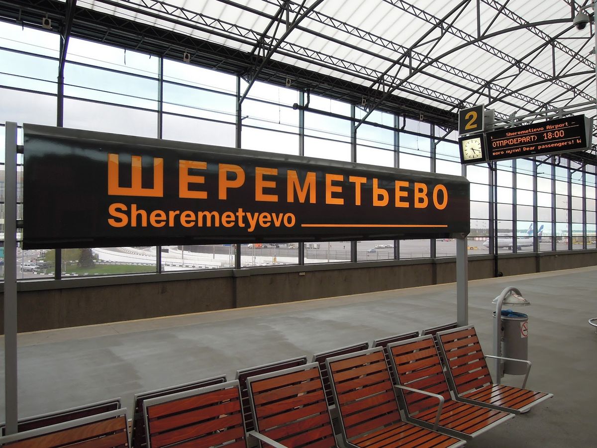 シェレメーチェヴォ空港から市内までは列車を乗り継いで行ける。地下鉄はかなり...
