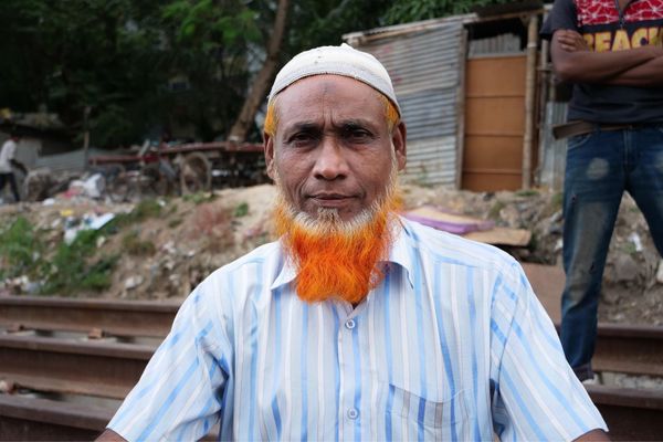 バングラデシュ・Dhaka「バングラデシュ出張2」の写真：線路沿いの人々