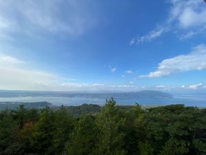 島から見る鹿児島市内。
もう少し雲が少なければ。。