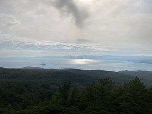 島から見る鹿児島市内。
もう少し雲が少なければ。。