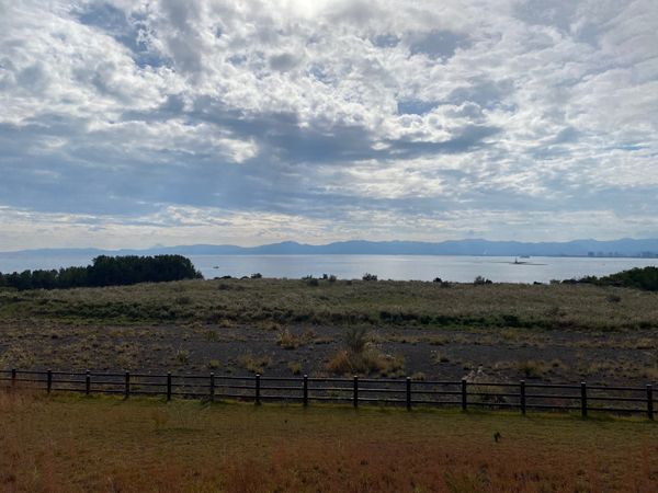 日本・鹿児島「南九州の晩秋を満喫！初鹿児島」の写真：島から見る鹿児島市内。
もう少し雲が少な...