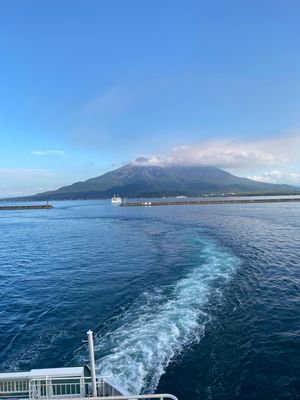 桜島を去る時、ちょっと頭が見えました。
2枚目はフェリー乗り場の近くの水族...