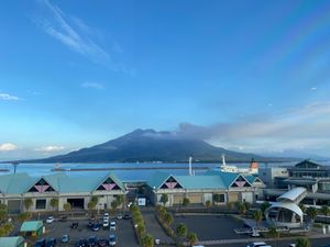 桜島を去る時、ちょっと頭が見えました。
2枚目はフェリー乗り場の近くの水族...