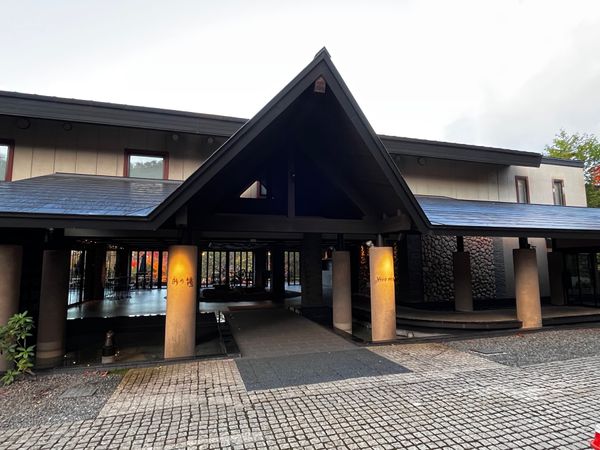 日本・北海道「秋の支笏湖　登別　札幌」の写真：支笏湖、鶴雅リゾート水の歌