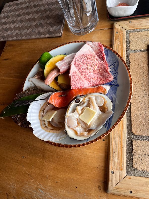 日本・北海道「秋の支笏湖　登別　札幌」の写真：お肉に海鮮、お得な定食😋