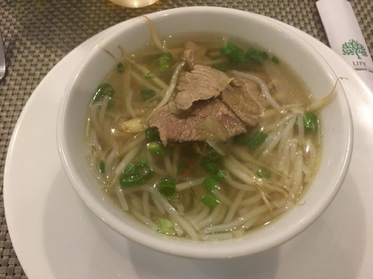 グルメはフエ名物ブンボーフエとバインセオ
ベトナム料理はとてもヘルシーです