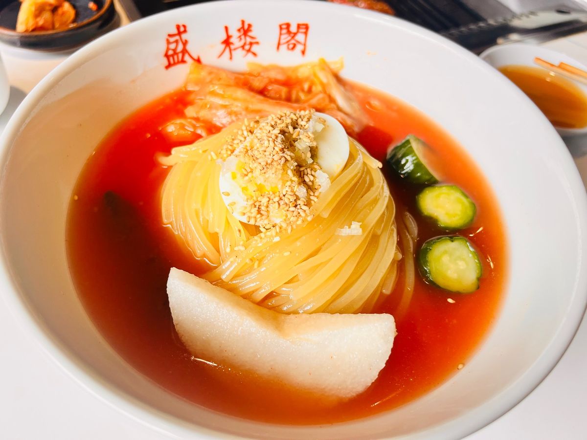 仙台に21時頃着🚅
狙ってた牛タン屋さんは激混みで店内飲食は不可。諦めかけ...
