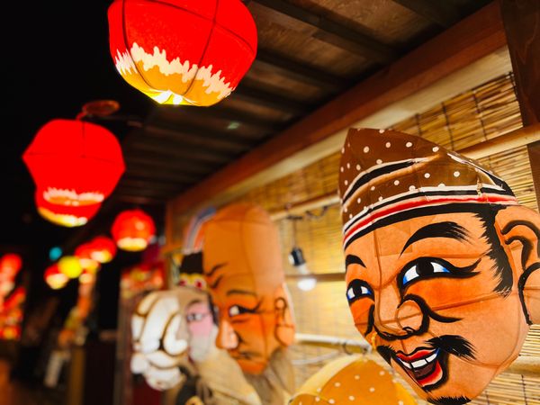 日本・青森県「東北縦断」の写真：青森屋館内はねぷた装飾と地元名産装飾でいっぱい