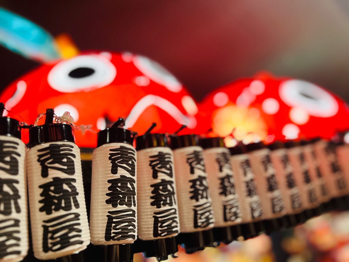 青森屋館内はねぷた装飾と地元名産装飾でいっぱい