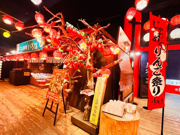 日本・青森県「東北縦断」の写真：リンゴジュースの木と公園にいるポニー🐴