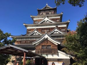 世界遺産原爆ドーム、広島城、郡山城
広島風お好み焼きも美味