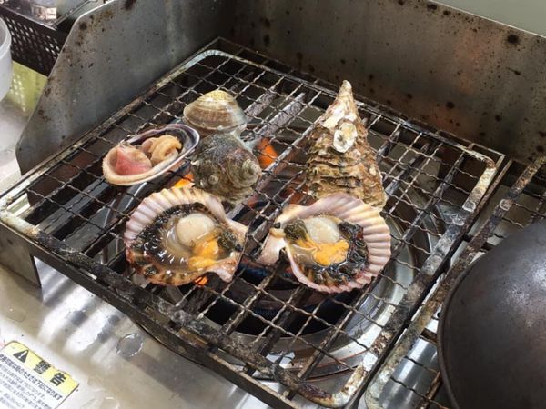 日本・三重県「三重海鮮尽くし旅」の写真：貝の網焼き、いーなぁ
