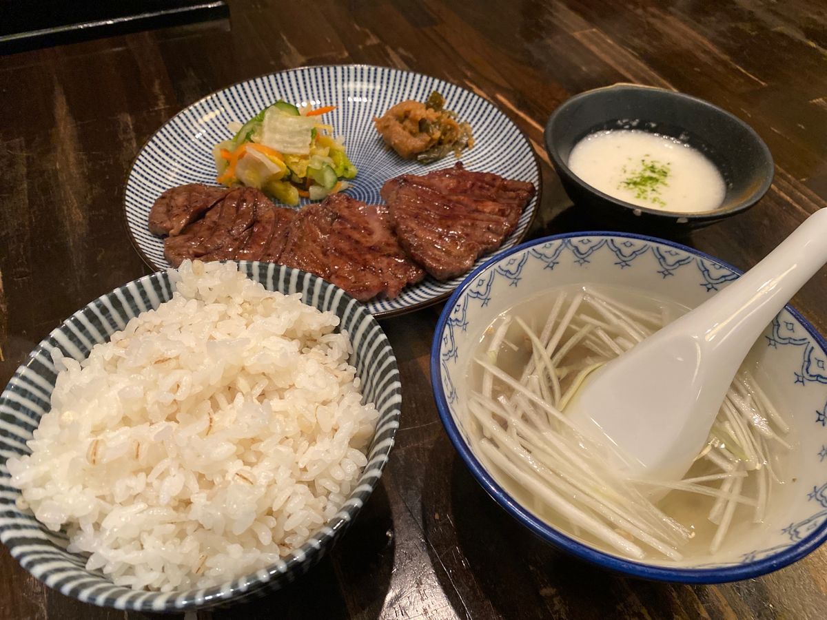 帰りは仙台に寄って牛タン。
1旅行で2度美味しい。