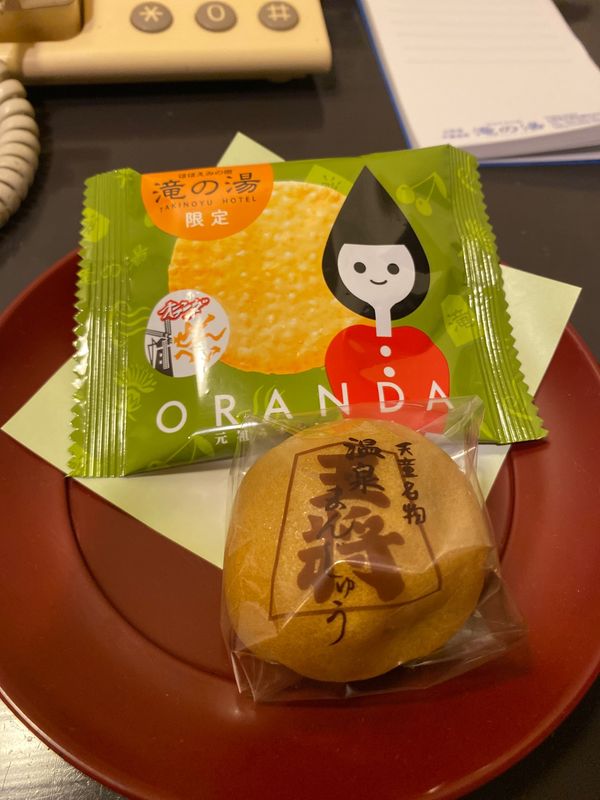 日本・宮城県「久々の2週連続旅！次は北へ山形」の写真：旅館に泊まるとお茶受けが嬉しい。