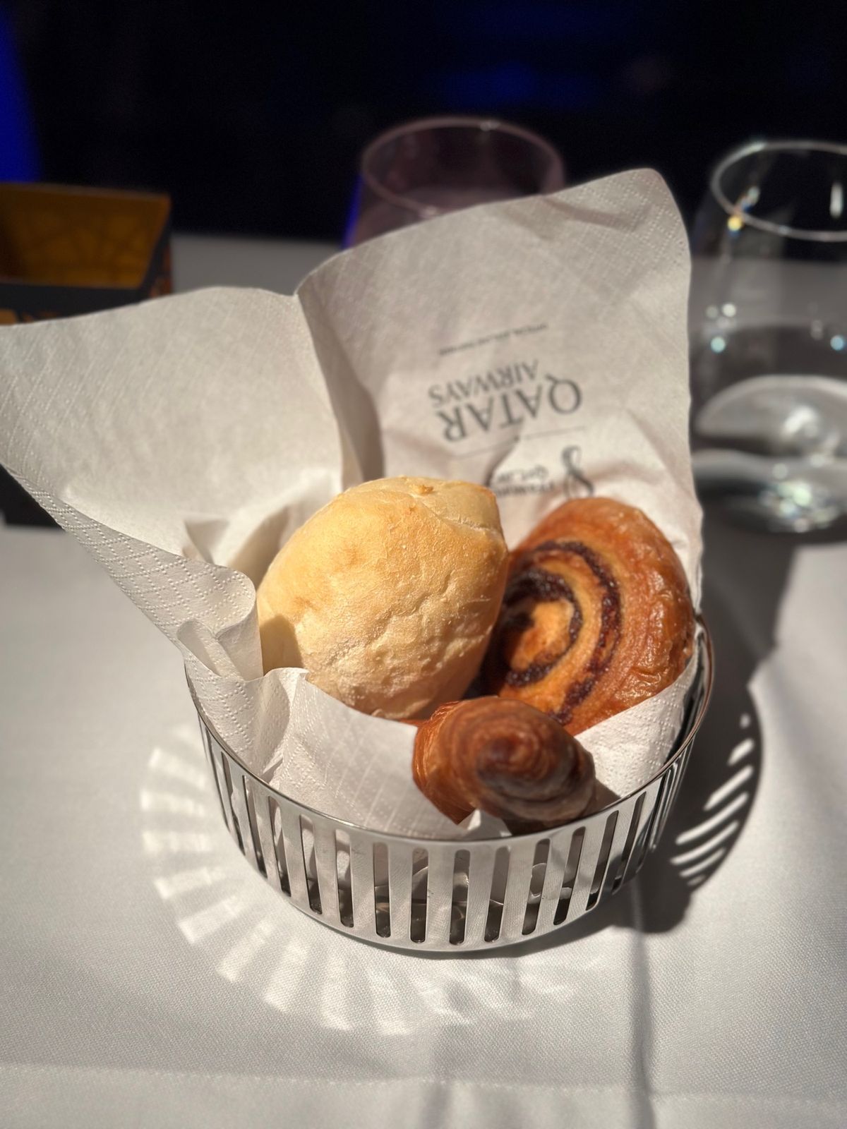 カタール航空の朝食！

軽食で焼鳥があったことに気づく。食べておけば良かった。。
