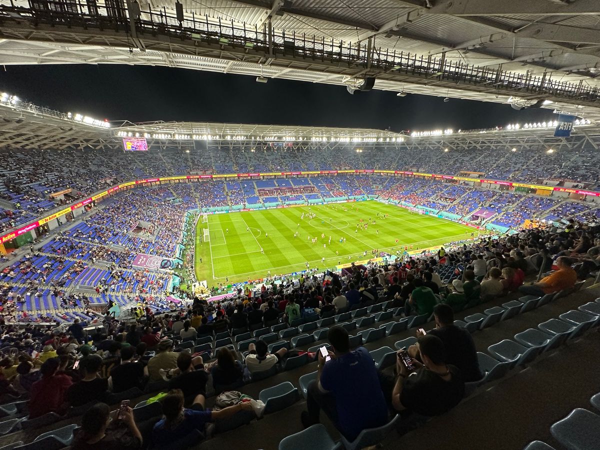 2日目夜はフランス対デンマーク

スタジアムでホットドッグを食べる。あまり...