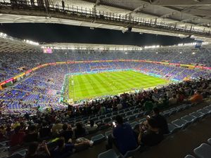 2日目夜はフランス対デンマーク

スタジアムでホットドッグを食べる。あまり...