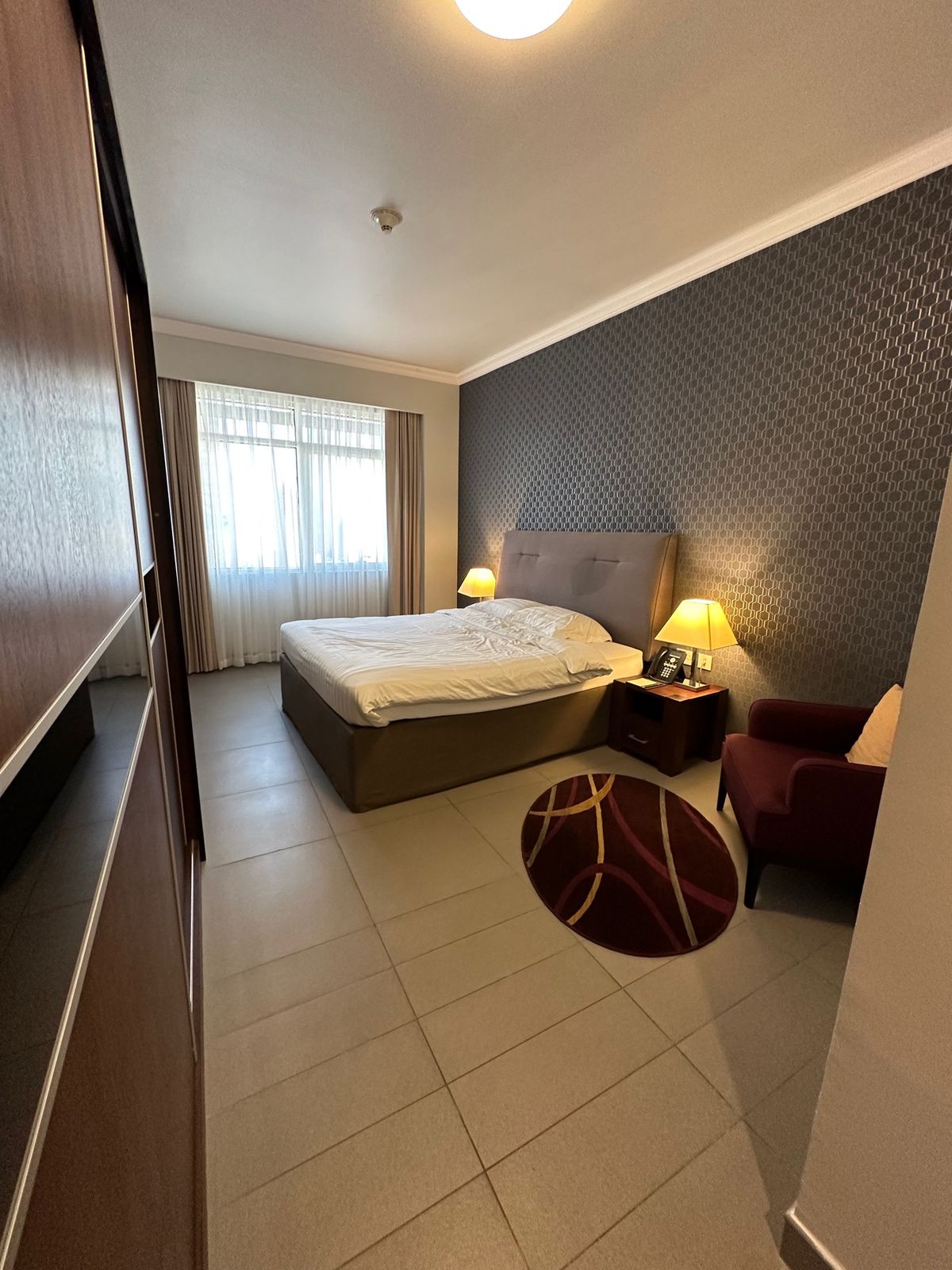 メトロが普段6時にオープンするということで空港で時間を潰していたが実は金曜...