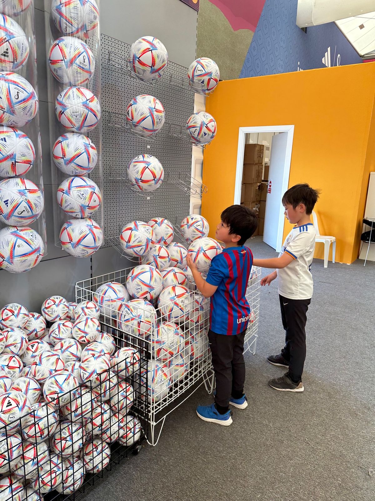 2日目の昼はCorniche 駅近にあるFIFA Fan Festival...