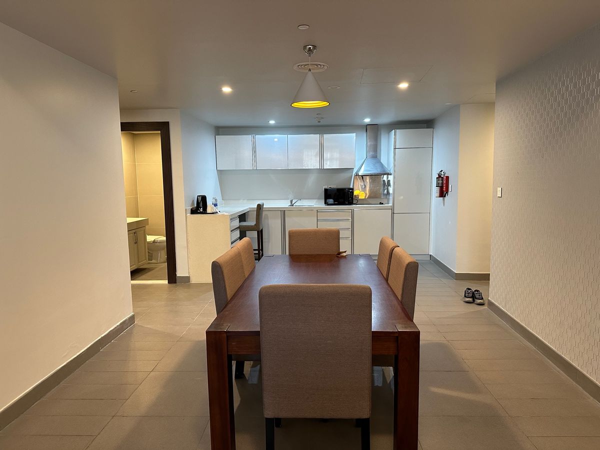 メトロが普段6時にオープンするということで空港で時間を潰していたが実は金曜...